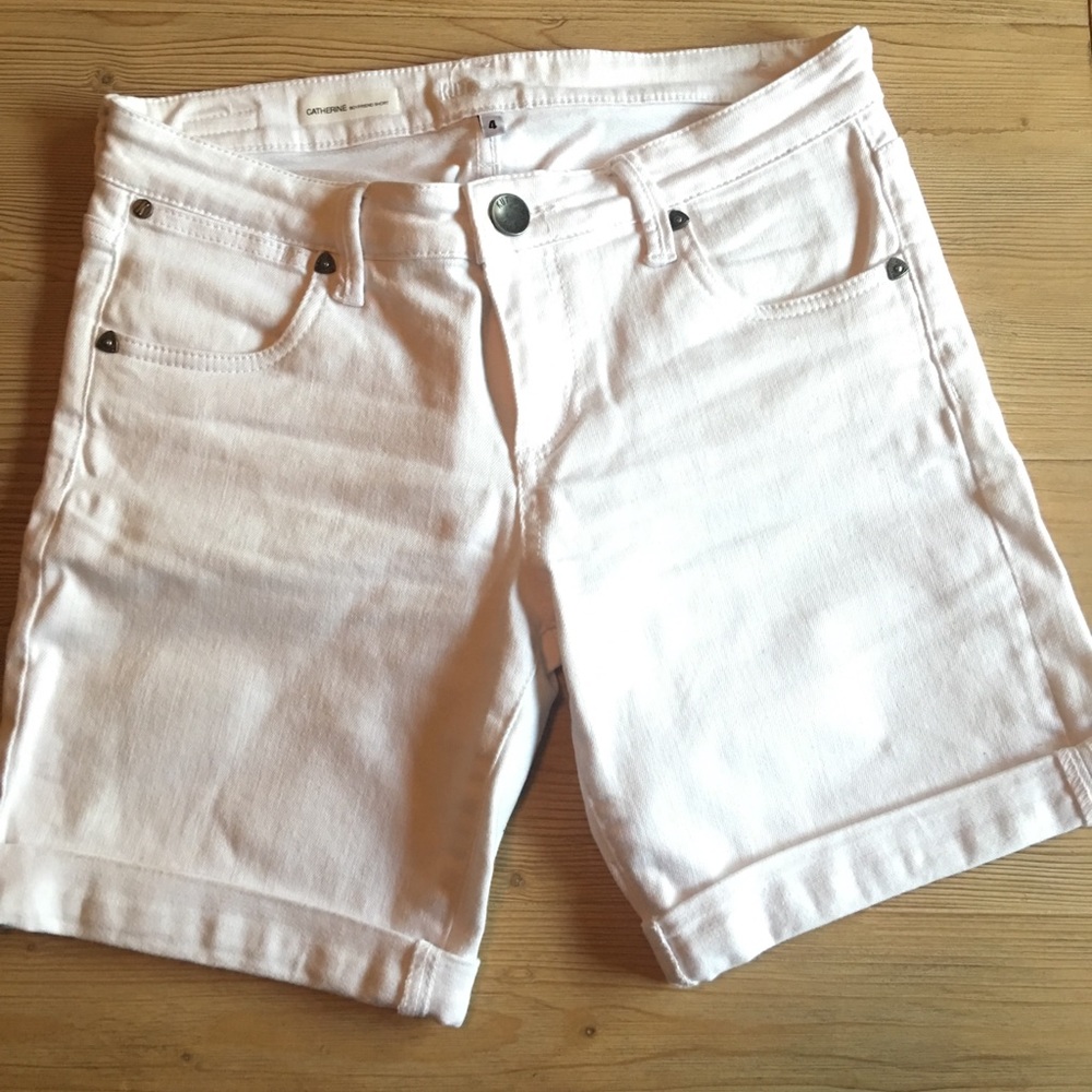 KUT white boyfriend short